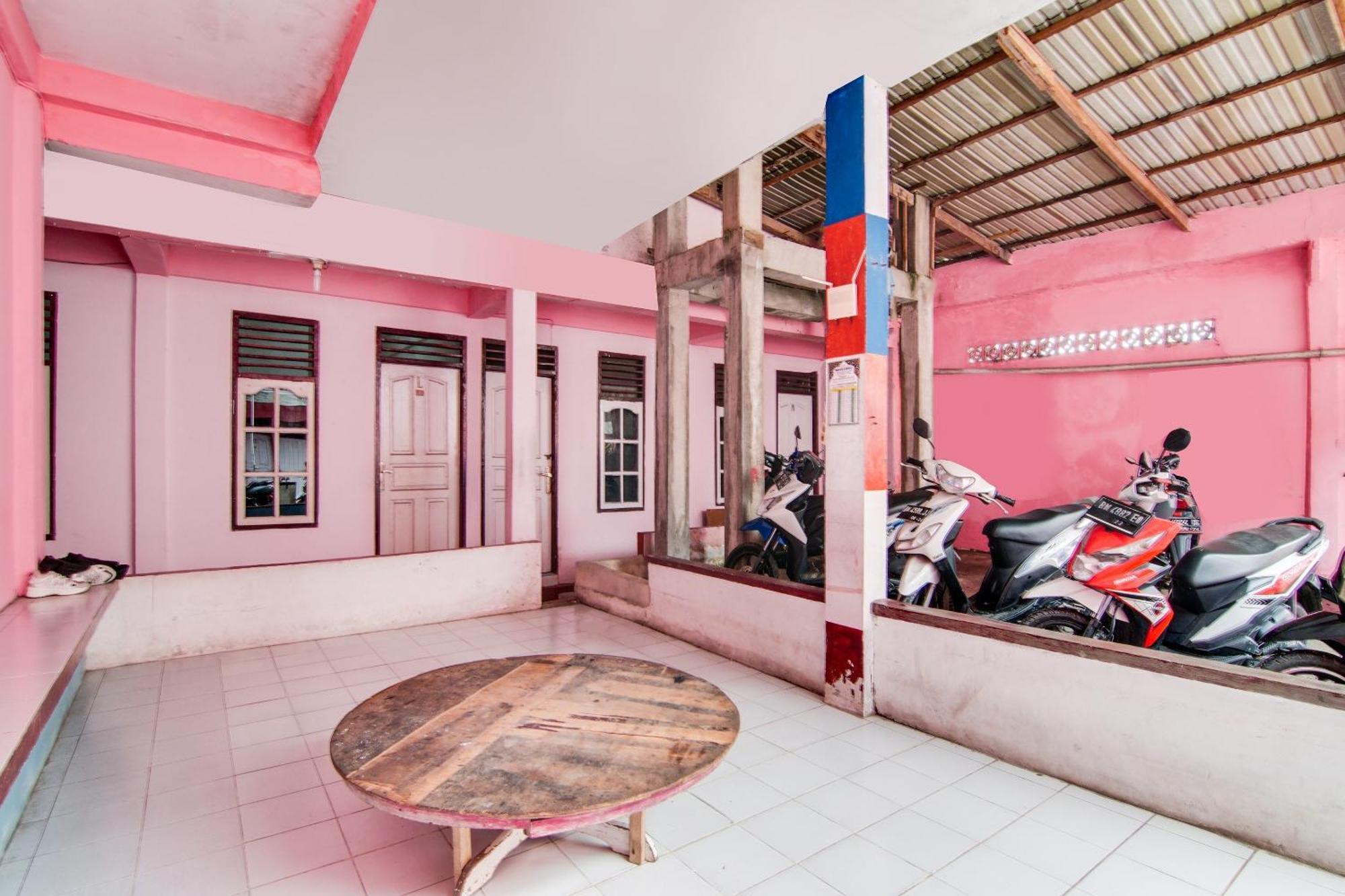 Spot On 91858 Raja Homestay Syariah Pekanbaru Exterior photo